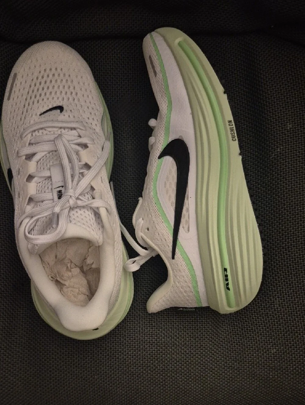 Nwt Nike Winflo 12 White Sneakers with Black Swoosh and Mint Green Accents